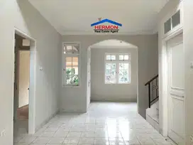 Dijual cepat Rumah 2 lantai di Legenda wisata , Siap huni & Nyaman