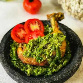 Ayam geprek cabe ijo