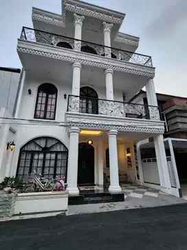 Rumah Mewah Turun Harga  di Komplek Mainroad Ters Jakarta Antapani