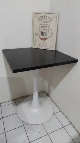 Meja Kotak Cafe