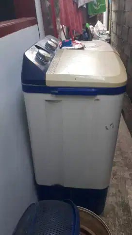 Dijual cepat mesin cuci merek AQUA