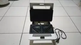 Pemanggang roti(sandwich toaster) merk Maspion MT 202D