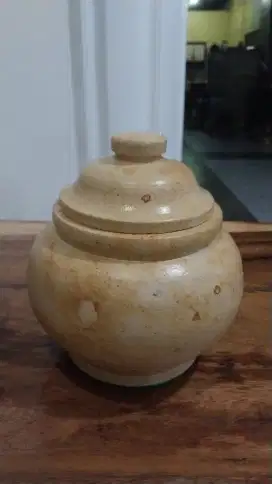 Guci dari batu alam pegunungan