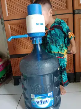 Galon aqua dan pompa air aqua di jual satu set