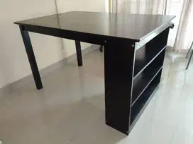 Meja makan kayu