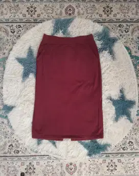 Rok Midi Bodycon Uniqlo Maroon Belahan Belakang - Stylish & Nyaman