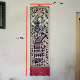 pajangan dinding perempuan mengangkat guci – estetik & elegan