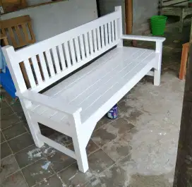 Kursi panjang teras