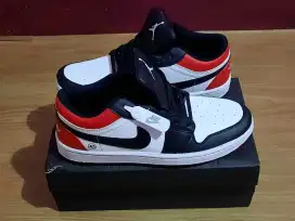 Sepatu Air Jordan 1 Low Black Toe