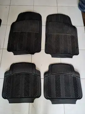 Karpet karet untuk mobil universal