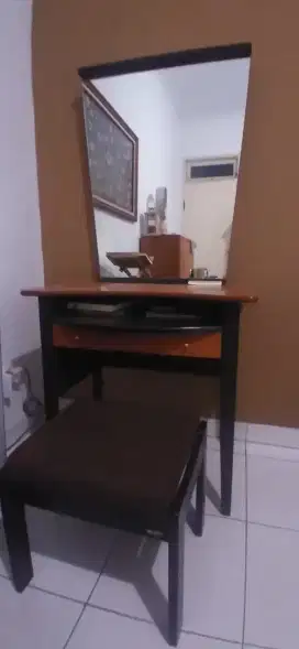 Meja Rias plus kursi