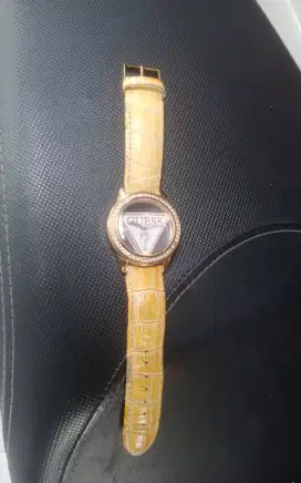 Jam tangan wanita merek guess