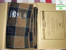 Sarung BHS Sutra Spunsilk SGE Mahkota Gold Tanda Tangan A.R Bahasuan