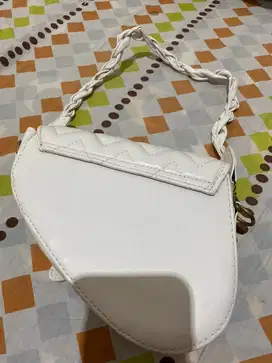 Tas baru masih ada tag
