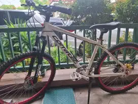 Sepeda gunung , montain bike.