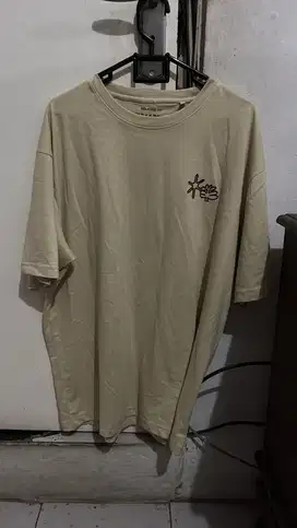 Kaos Pull & Bear Cream Size L Internasional