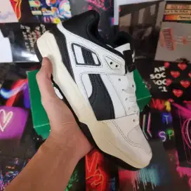 Sepatu Sneakers Casual Pria Puma White Black Murah
