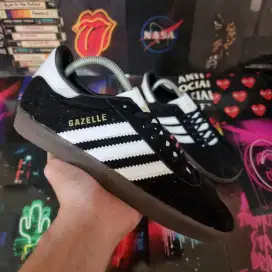 Sepatu Sneakers Casual Pria Adidas Black White Sol Gum