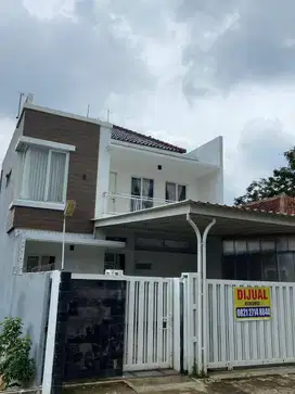 Rumah Berwarna Putih di Pinggir Jalan Raya Purwasari