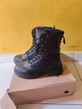Sepatu baru PDL