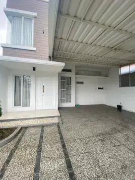 Rumah Berwarna Putih di Pinggir Jalan Raya HARGA bisa NEGO