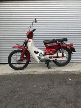 Honda C70 merah 1978