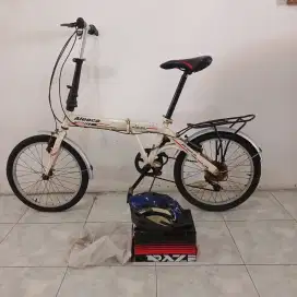 Sepeda Lipat warna putih