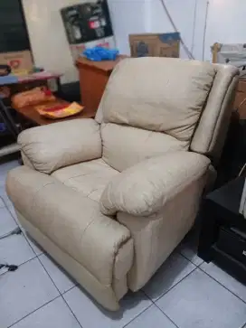 DIJUAL KURSI SOFA SANTAI BISA GOYANG & PUTAR 360 DRAJAT , KULIT ASLI .