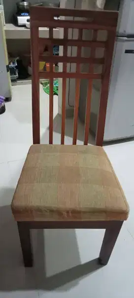 1 SET MEJA MAKAN DAN 4 KURSI TAMU