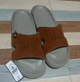 Sandal cowok size 44 kondisi Baru