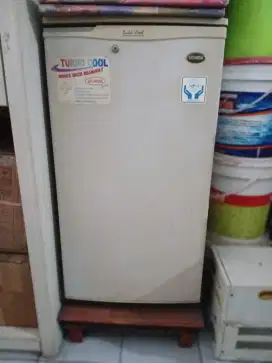 DIJUAL KULKAS 1 PINTU MERK UCHIDA , MASIH DINGIN .