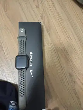 Apple watch se nike 44mm space gray aluminum ceramic case and gps