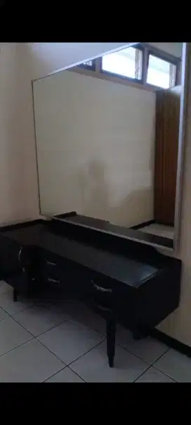Meja Kaca Besar