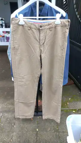 Celana chinos pria