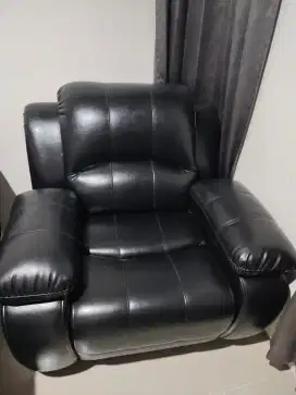Dijual sofa kulit 1seat tidak pernah dipakai..masi baru..