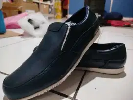 Sepatu Yongki komaladi