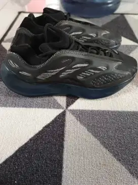 adidas yeezy 700 full black size 44 prelove pemakaian masih mulus