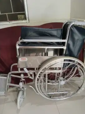 Kursi roda lipat standar