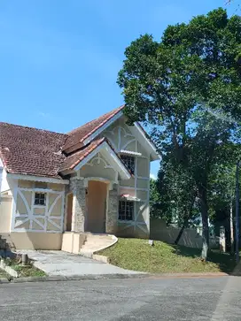 rumah hook halaman luas lingkungan asri dan nyaman