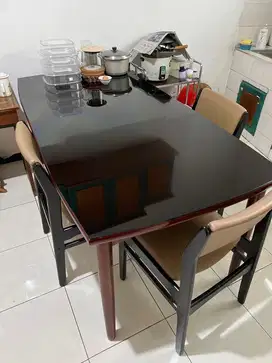 Meja makan kayu padat merek ligna berikut kursi