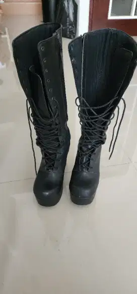 Sepatu boot hitam size 36