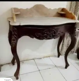 Meja marmer kuno tembus cahaya