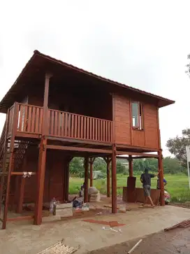 Rumah kayu minimalis panggung 2 lantai