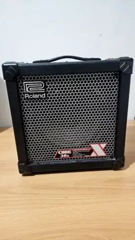 Amplifier gitar listrik akustik merek Roland kondisi seperti baru