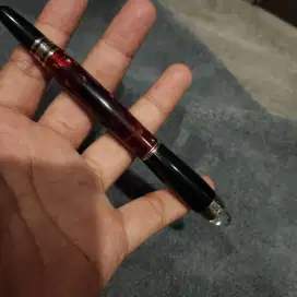 Pulpen montblanc Starwalker red marbel