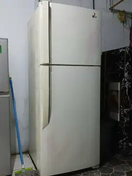Kulkas jumbo 2 pintu merk lG