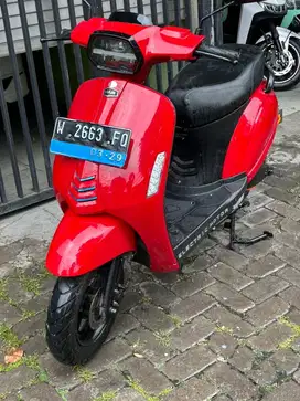 Viar EV1 thn 2024 warna merah favorit dan mulus model vespa