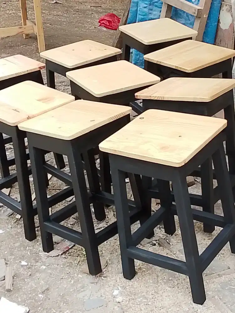 Menerima pesanan bangku Serka