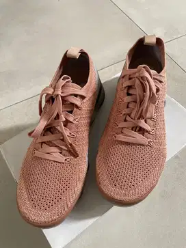 Sepatu women Nike Air Vapormax Flyknit 2 warna Rose gold beige
