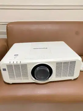 Projector Panasonic MZ570 100